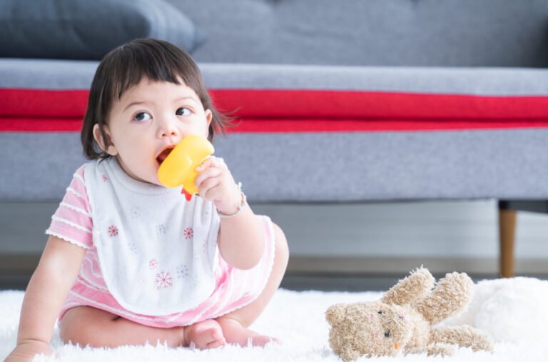 Ząbkowanie u dziecka – korzystać z domowych spobów czy skonsultować ze specjalistą?