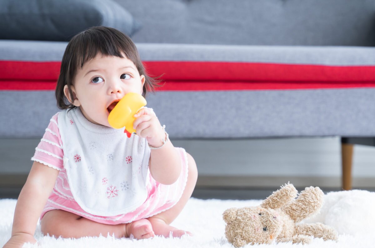 Ząbkowanie u dziecka – korzystać z domowych spobów czy skonsultować ze specjalistą?